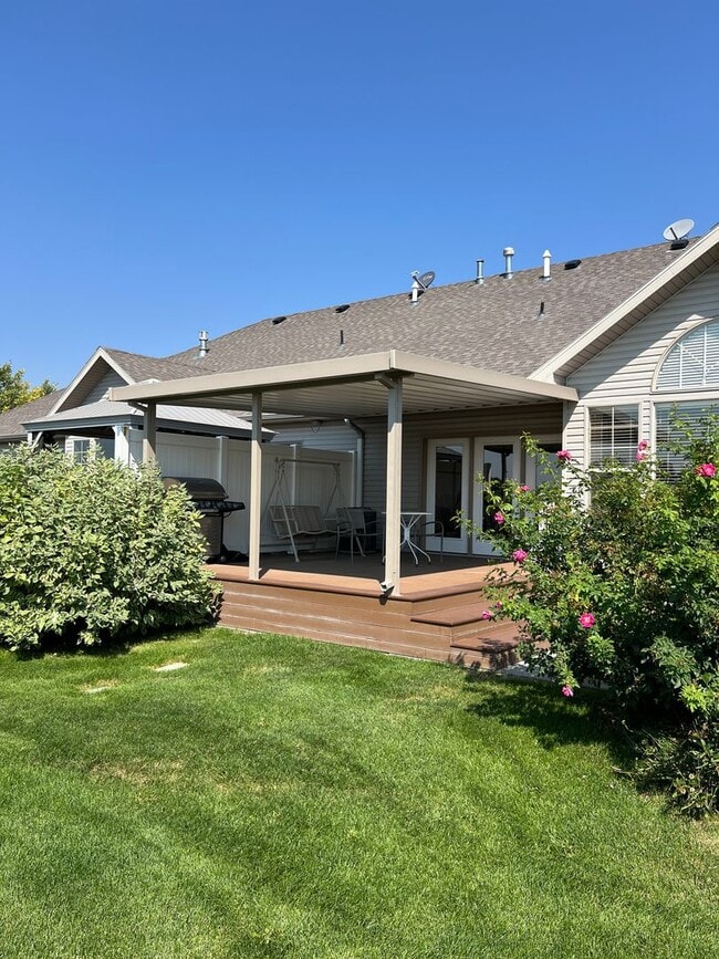 Building Photo - **$100 OFF FIRST MONTHS RENT!** Stunning 5 bed 3.5 bath twin-home on the Rexburg Hill