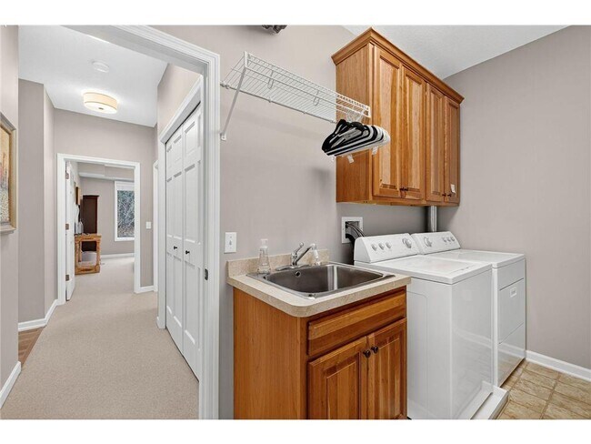 Building Photo - 5250 Grandview Square