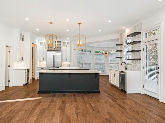 Building Photo - Beautifully built, renovated home boasts 5 BD, 5 BT, providing ample space for a growing family a...