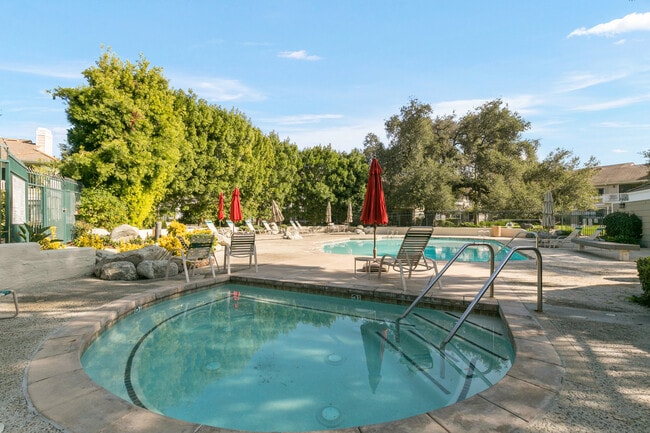 Building Photo - 31 Oak Knolls