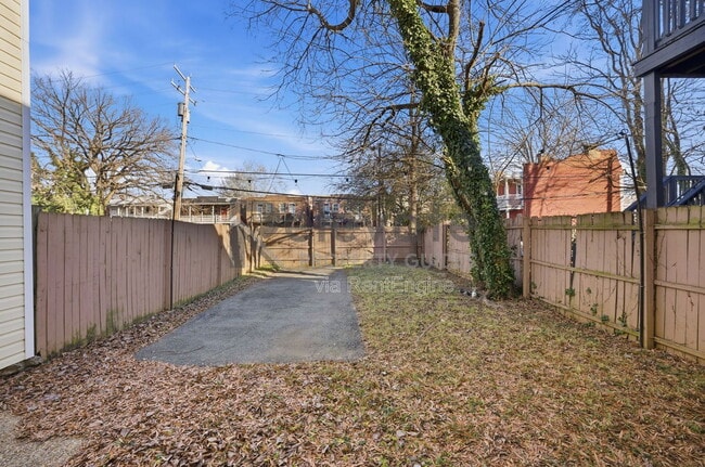 Building Photo - 2206 Parkwood Ave