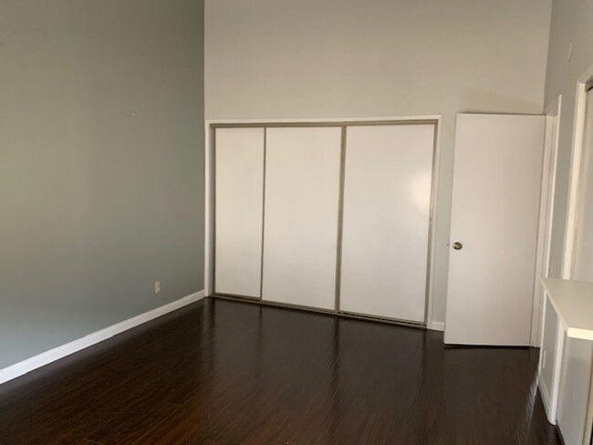 Building Photo - Beautiful 2 Bedroom 2 1/2 Bathroom Van Nuy...