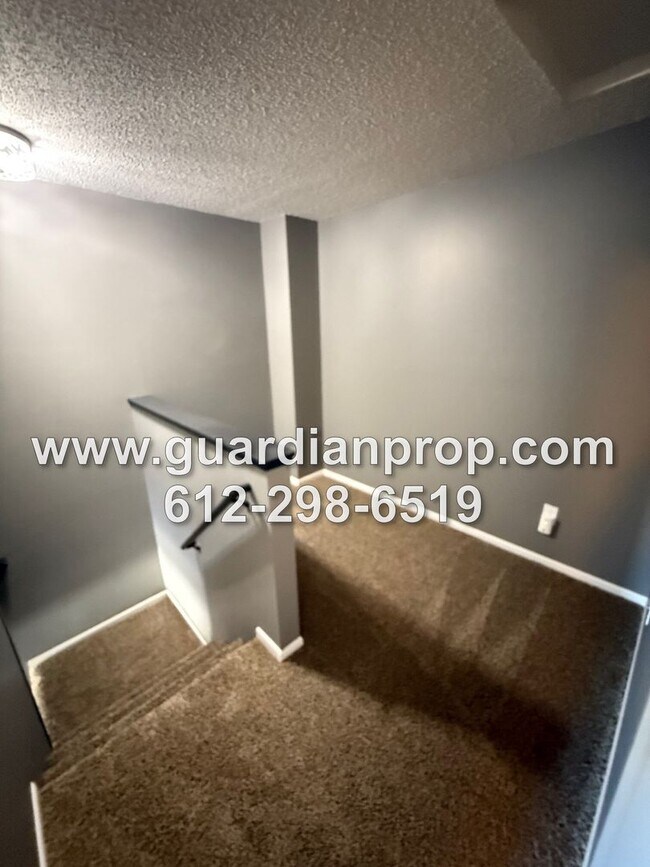 Building Photo - Woodbury Townhouse Available September  1, Open Floor Plan, Loft Area, Fireplace, Updated Kitchen...
