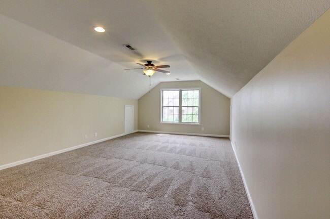 Building Photo - Sweet 3 bed 2 bath clost to post and I-24.