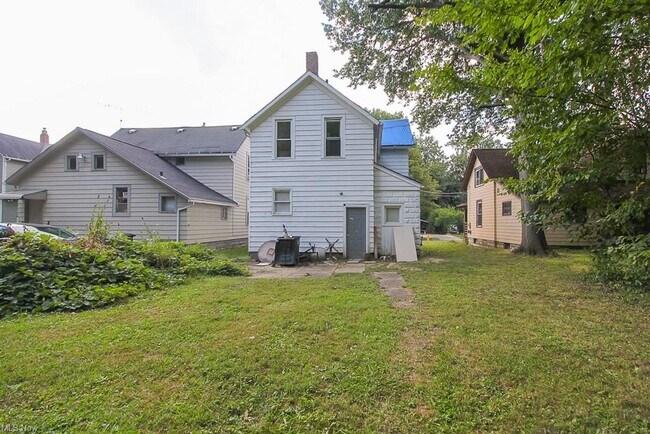 Building Photo - 653 Allyn St