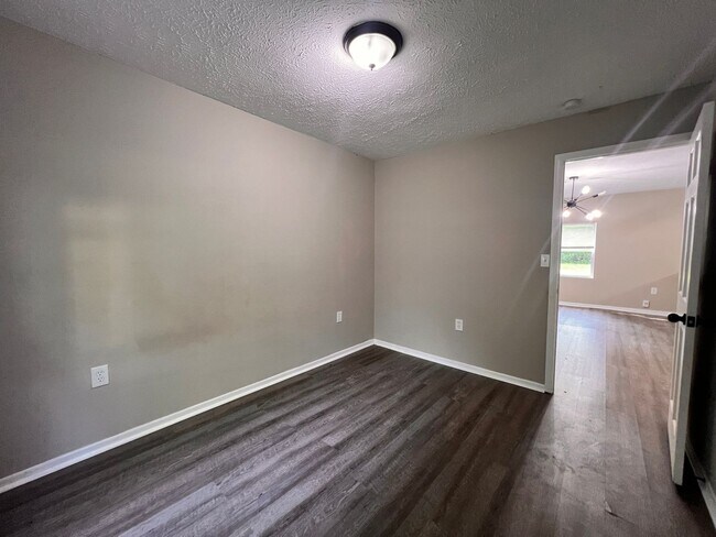 Building Photo - 4-bedroom 2 full bathroom