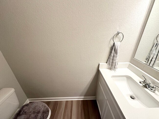 Building Photo - Room for the family!