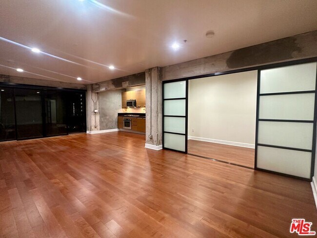 Building Photo - 416 S Spring St