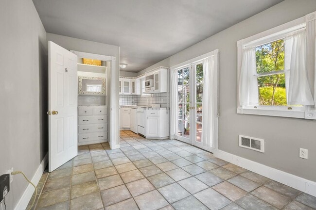 Building Photo - 3031 Flores St