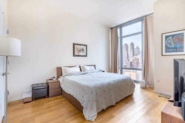 Building Photo - 310 W 52nd St