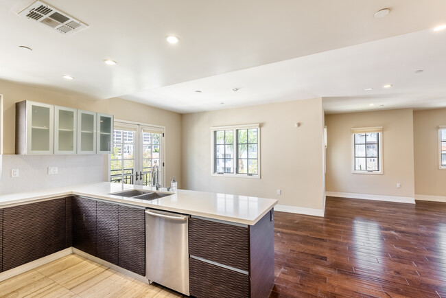 Building Photo - 227 S Hamilton Dr