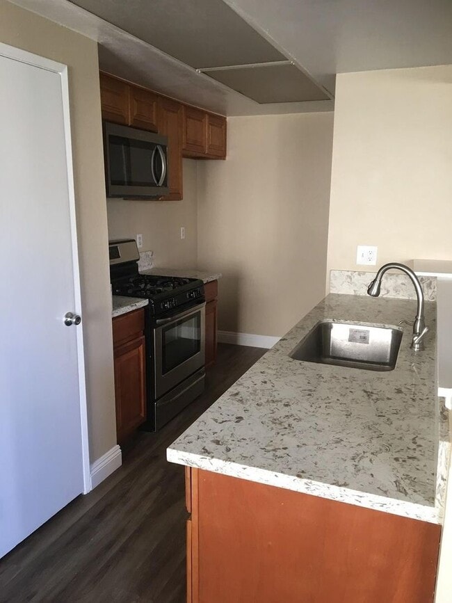 Building Photo - Beautifully remodeled 2 bed, 1 bath Condo!