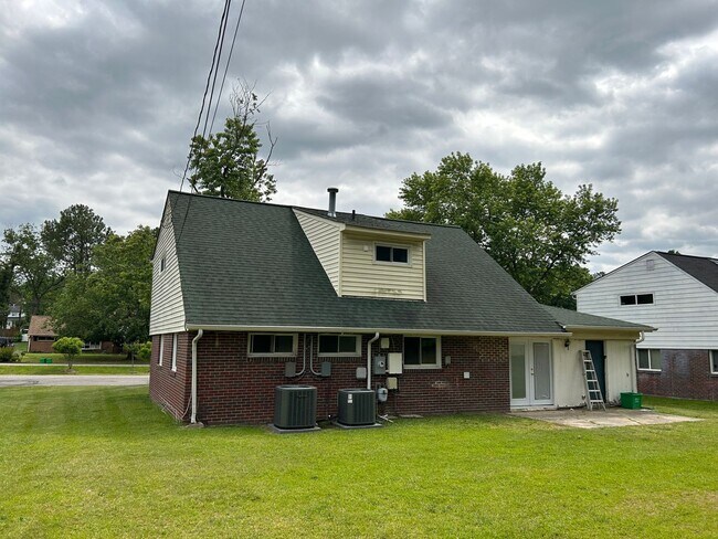 Building Photo - Spacious 4BR + Bonus Room – Available May 10! Regency Area!