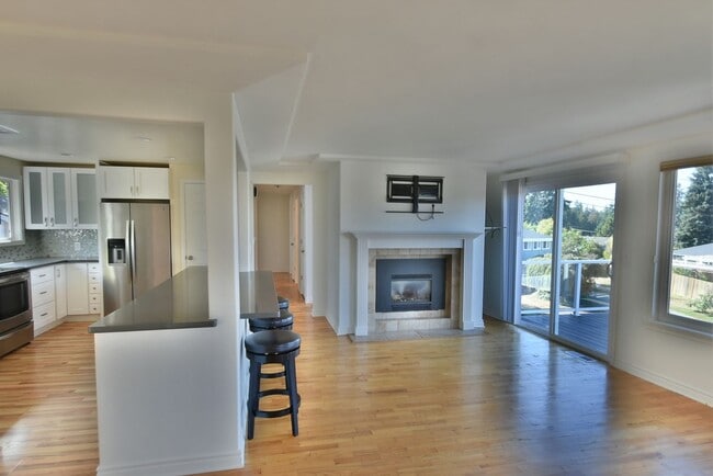 Building Photo - 4Bd/2.5Ba Edmonds House