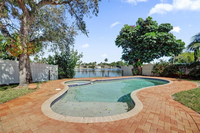 Building Photo - 4200 NE 15th Ave