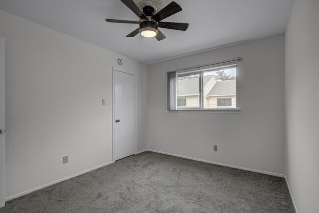 Building Photo - 13975 Hollowgreen Dr