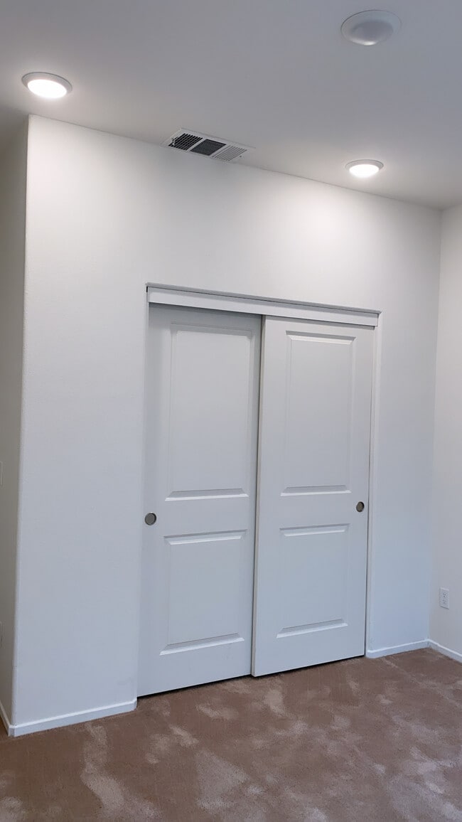 Building Photo - 6032 Mariposa Dr