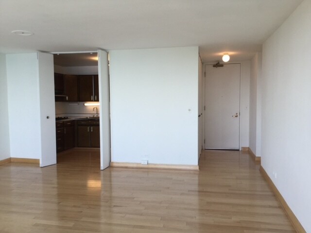 Entry way with closets - 400 E Randolph St