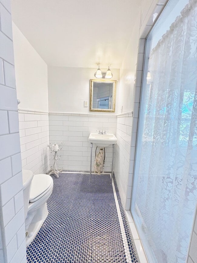 Building Photo - *** Move in special, 50% off first month's...