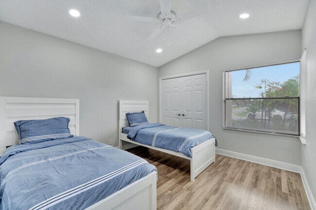 Building Photo - 7883 Villa Nova Dr N