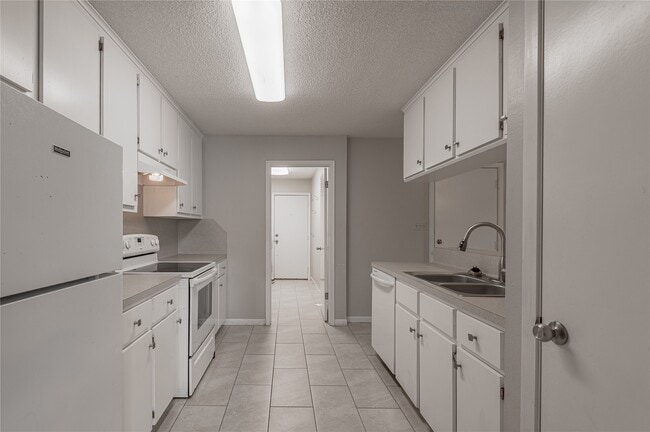 Building Photo - 3011 Sand Dr