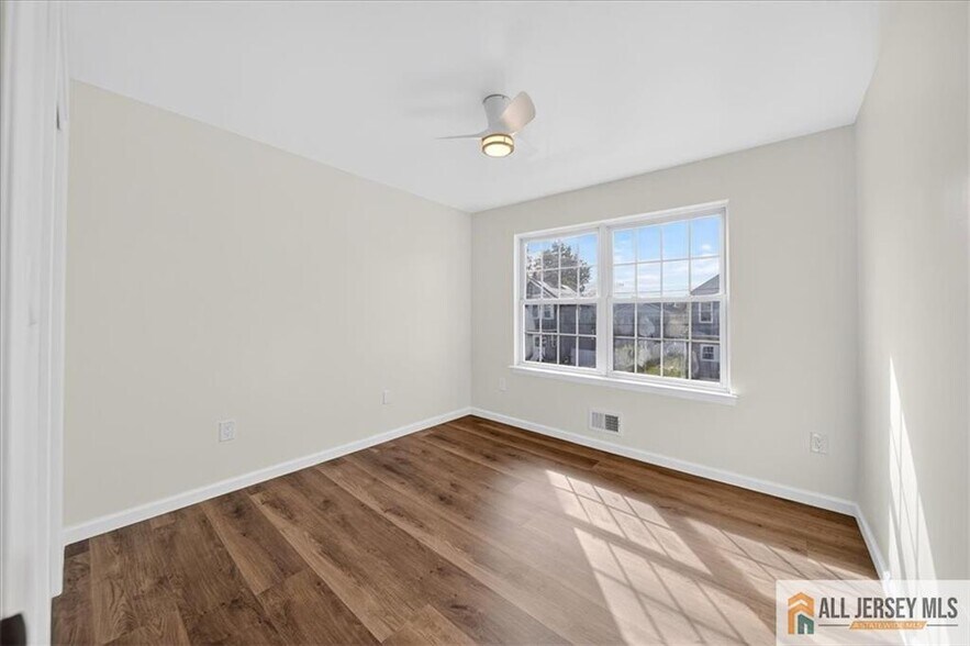 Building Photo - 19 Harris St