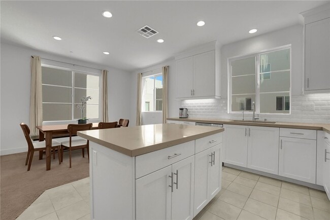 Building Photo - 140 Allusion