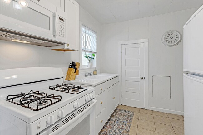 Building Photo - 335 Malverne Rd