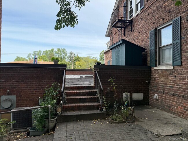 Building Photo - 49 Congers Rd
