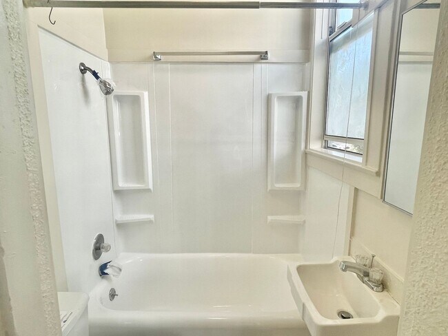 Building Photo - Charming and Sunny Hayes Valley Studio - P...