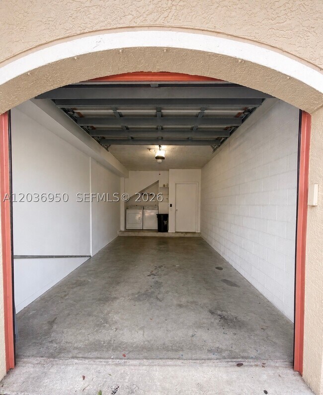 Building Photo - 2492 Centergate Dr