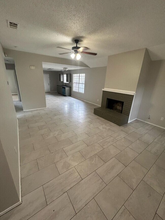 Building Photo - An unbeatable location that offers both convenience and luxury.