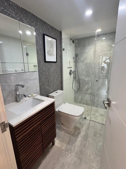 Building Photo - 1865 Brickell Ave