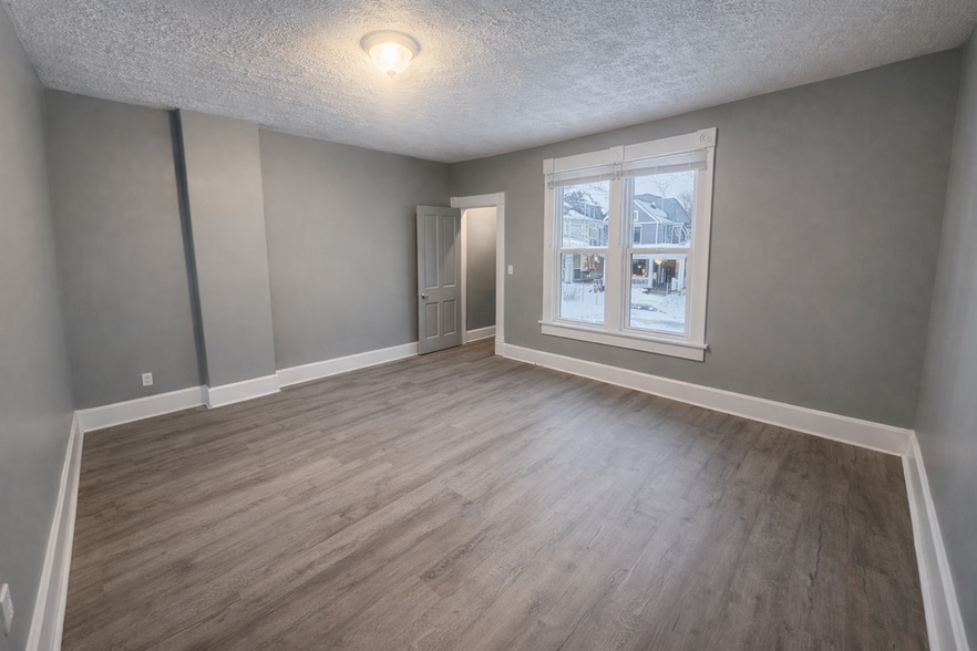 Master bedroom - 1283 E Fulton St