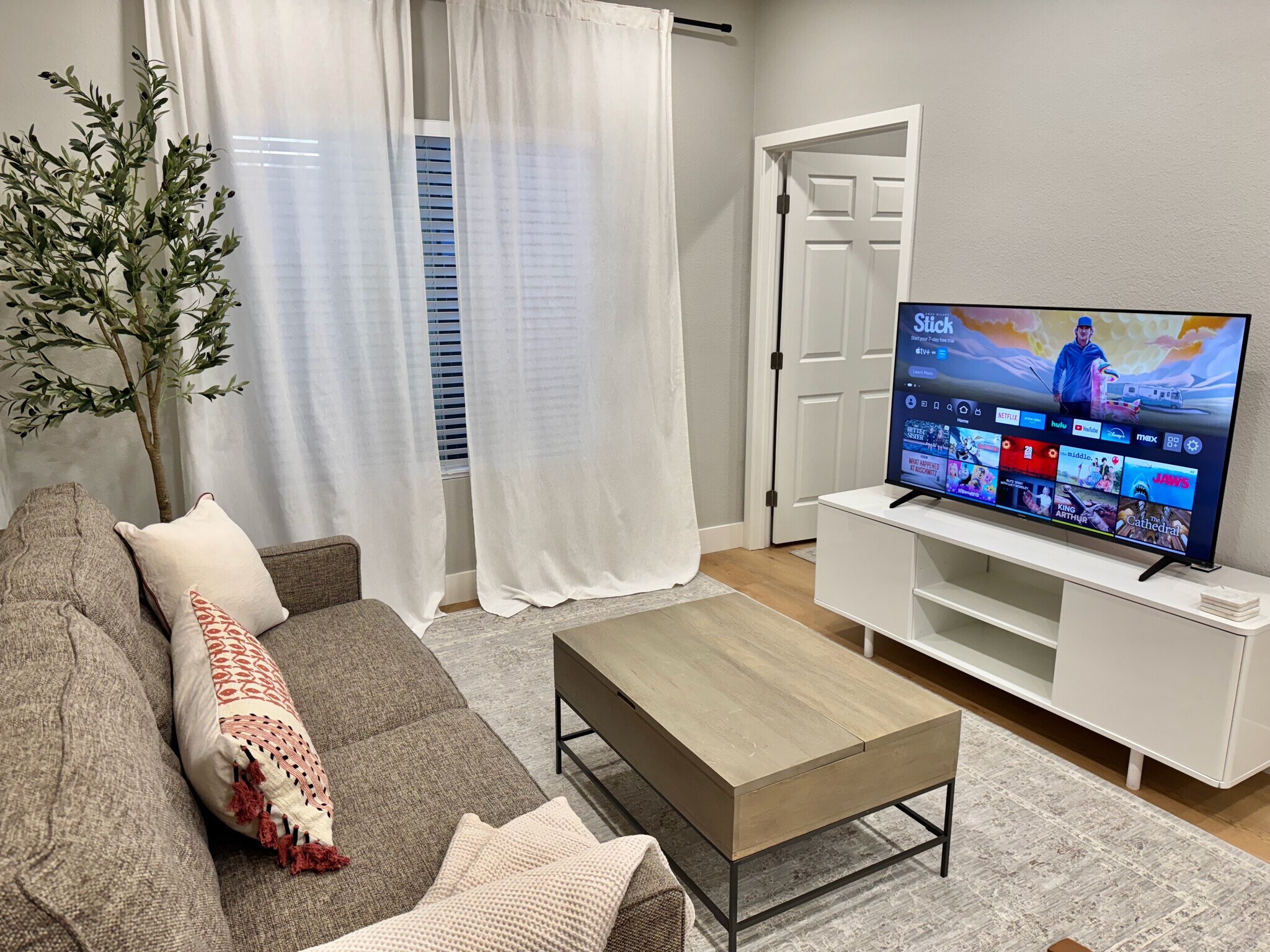 Building Photo - 711 N Hobson Ave