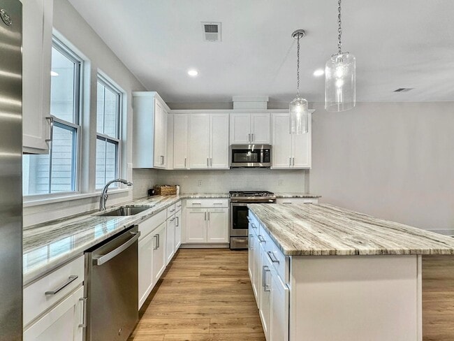 Building Photo - 260 Symphony Ave