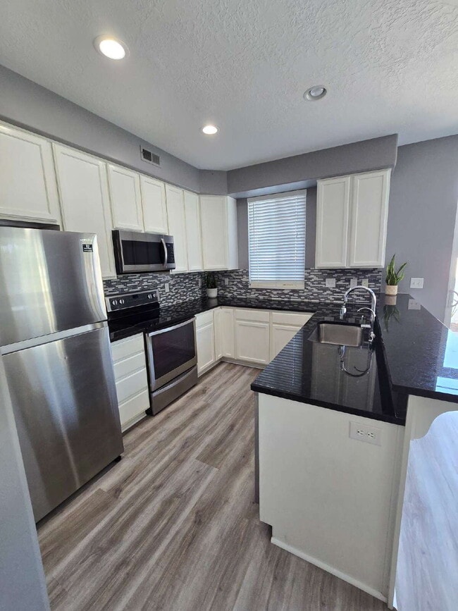 Building Photo - "Charming 3-Bed Townhouse Retreat in North...