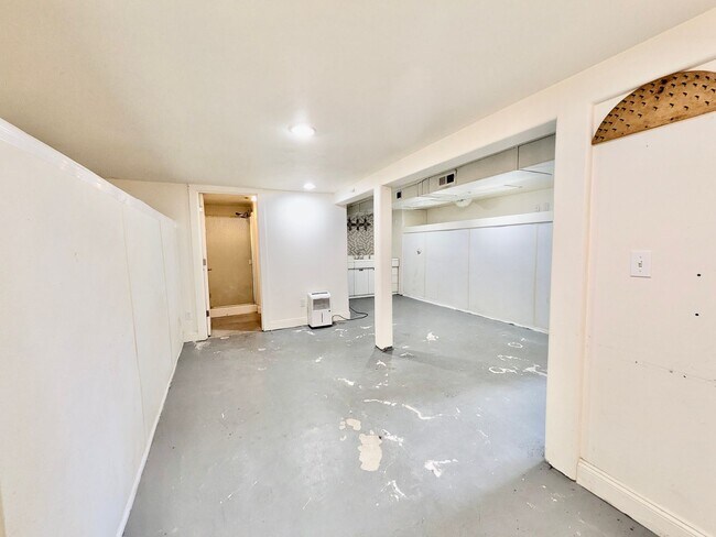 Building Photo - Darling 2 Bed 1 Bath 1940's Cottage Near Multnomah Village is a Must See!