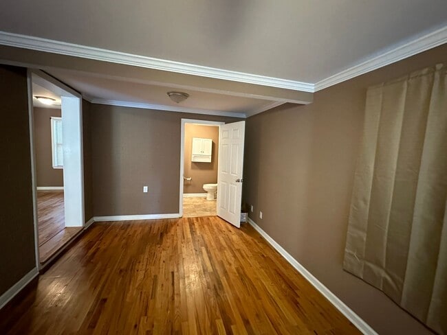 Building Photo - Forest Hills Cutie