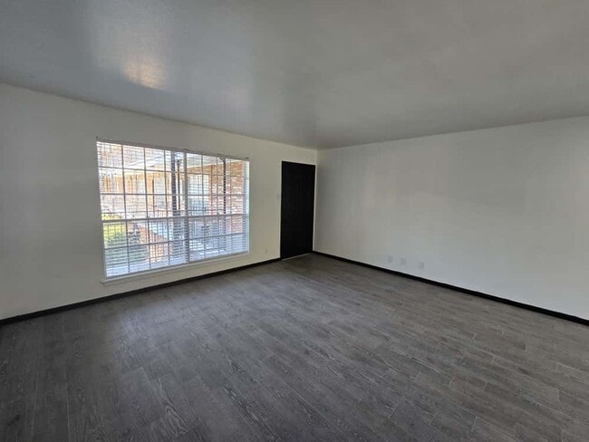 Building Photo - 8401 N New Braunfels Ave