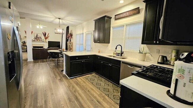 Building Photo - 997 Summer Forest Dr