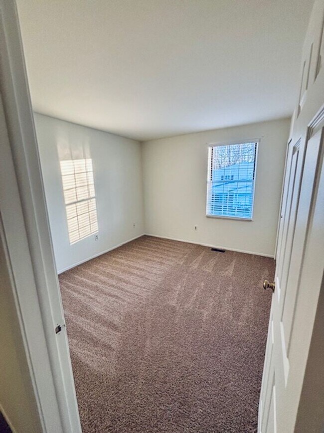 Building Photo - Beautiful 2 bedroom upper condo with 1 car garage, Harrison Township