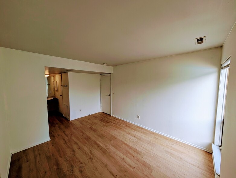 Building Photo - 1085 Merrimar Cir N
