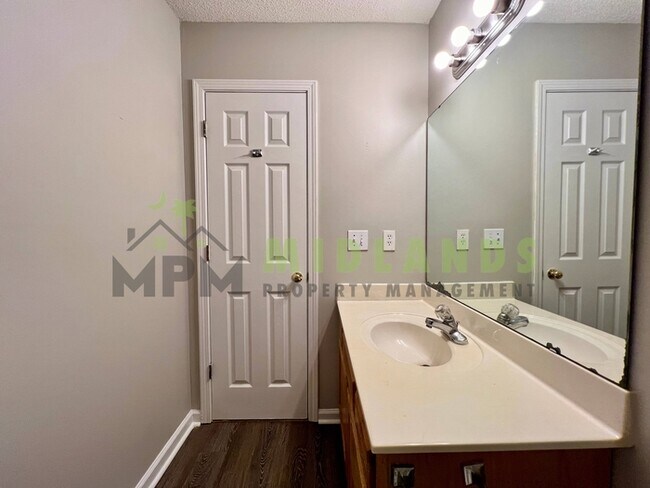 Building Photo - 5 Bridle Path Court