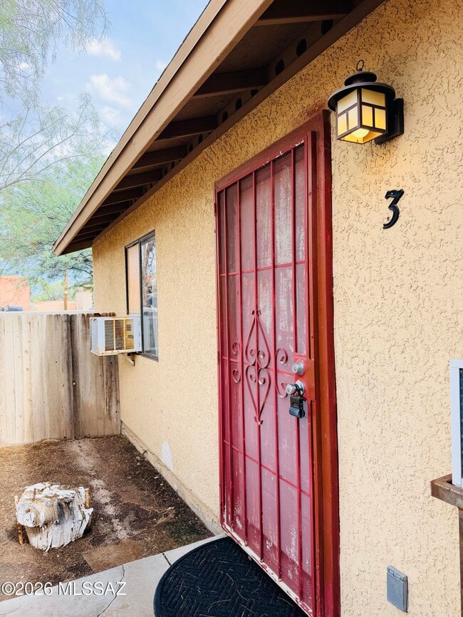 Building Photo - 1028 E Hedrick Dr
