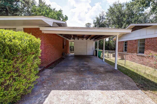 Building Photo - 711 Hillview St