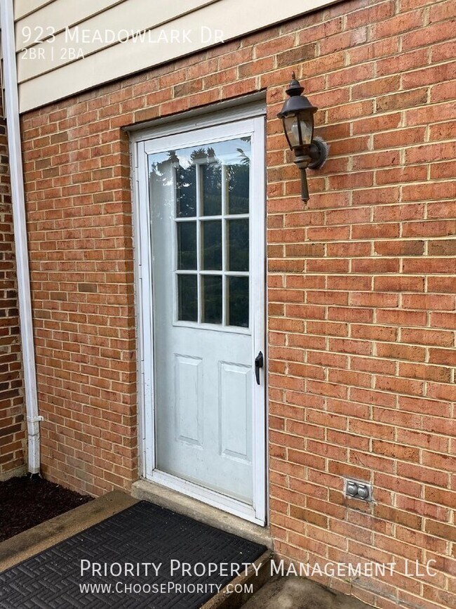 Building Photo - 923 Meadowlark Dr