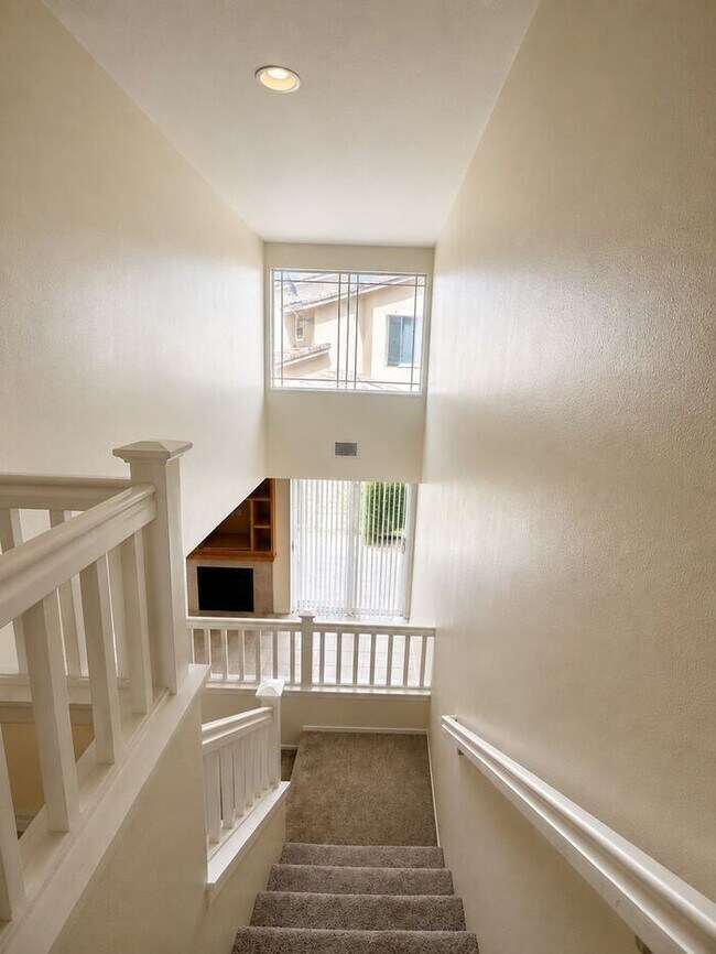 Building Photo - Available Now Beautiful Dual MSTR 2 + 2.5 Townhouse Valencia