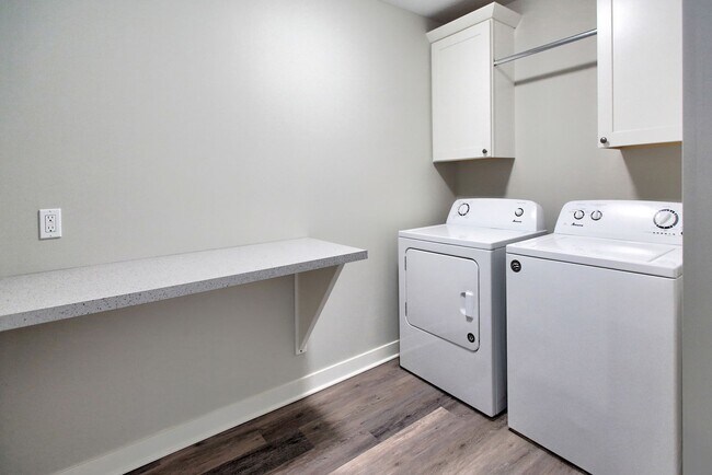 Building Photo - Spacious 2 Bed/2 Bath Condo in Prime Location