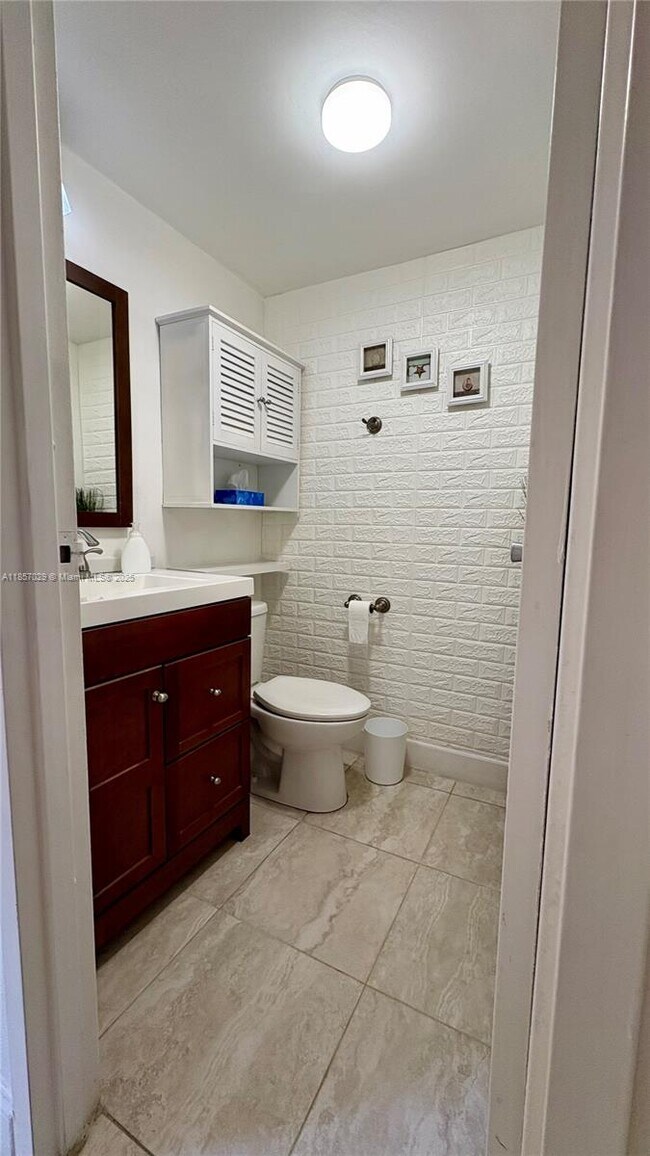 Building Photo - 535 Saxony Dr